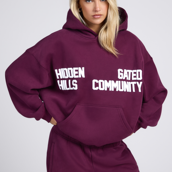 Hoodie donkerpaars met Gated Community logo, frontaal