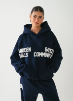 Marineblauwe hoodie met Gated Community logo op witte achtergrond