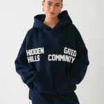 Marineblauwe hoodie met Gated Community logo op witte achtergrond