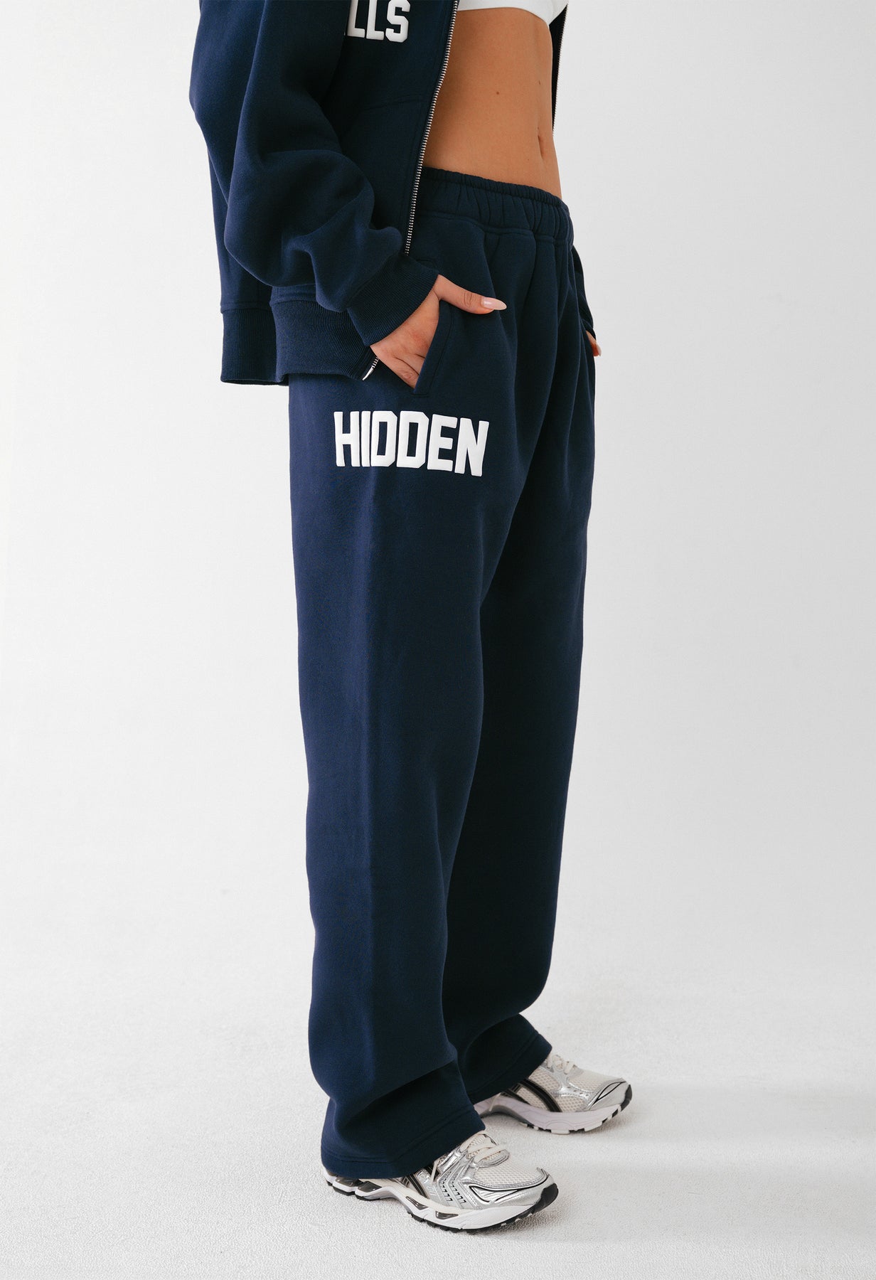 GATED-COMMUNITY-STRAIGHT-LEG-SWEATPANTS-NAVY-2-1.jpg marineblauwe joggingbroek rechte pijpen Hidden Hills NL