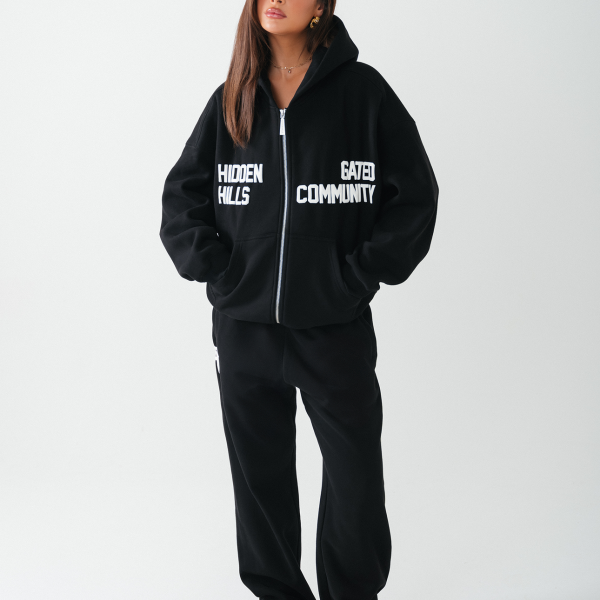 Gated Community zwart trainingspak met rechte pijp streetwear stijl