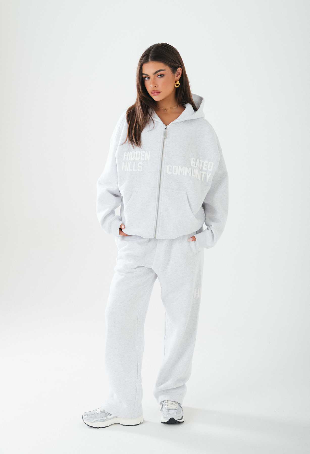 GATED-COMMUNITY-STRAIGHT-LEG-TRACKSUIT-LIGHT-GRAY-3.png lichtgrijs trainingspak rechte pijpen