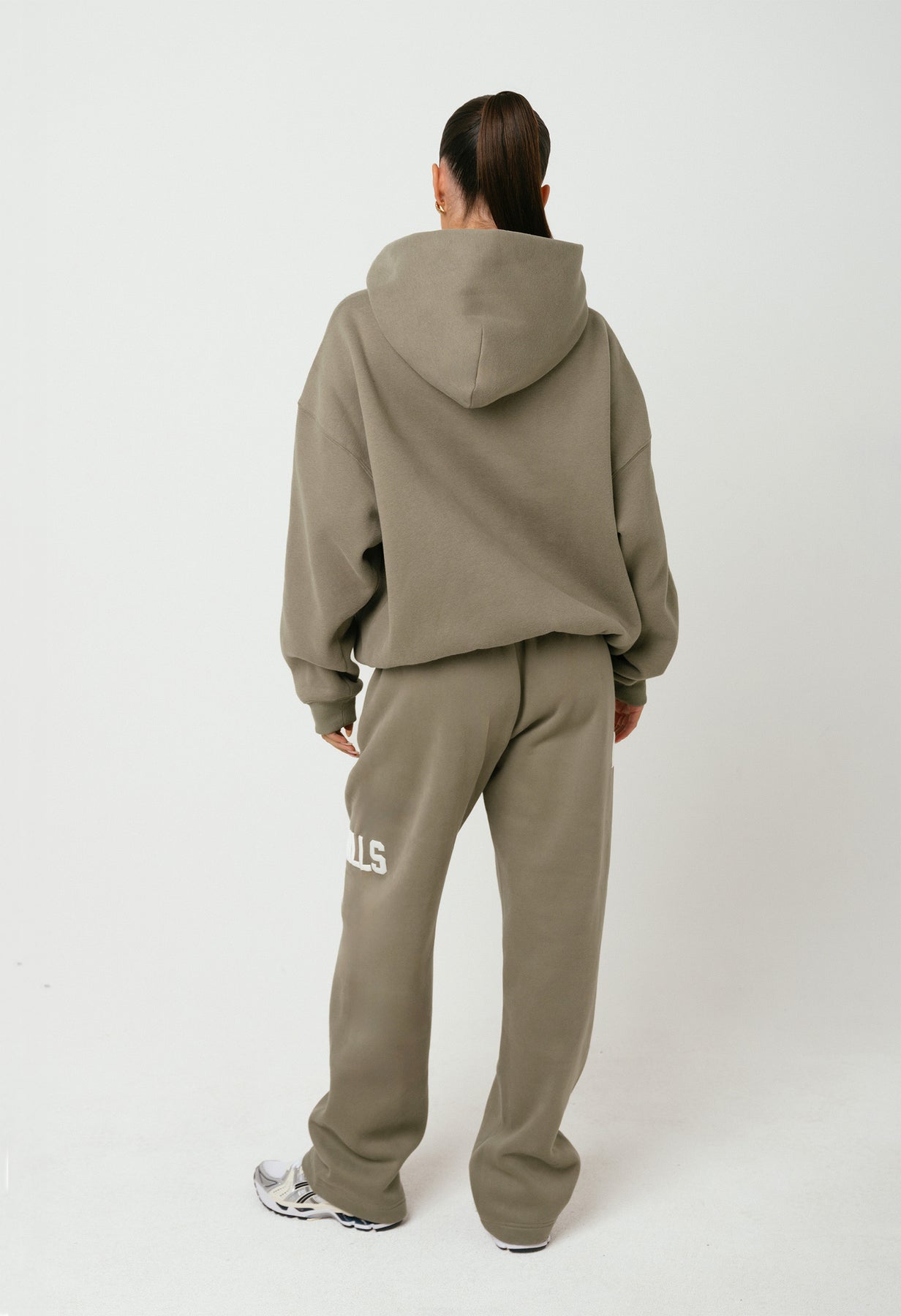 GATED-COMMUNITY-STRAIGHT-LEG-TRACKSUIT-SAGE-3.jpg sage trainingspak met rechte pijpen