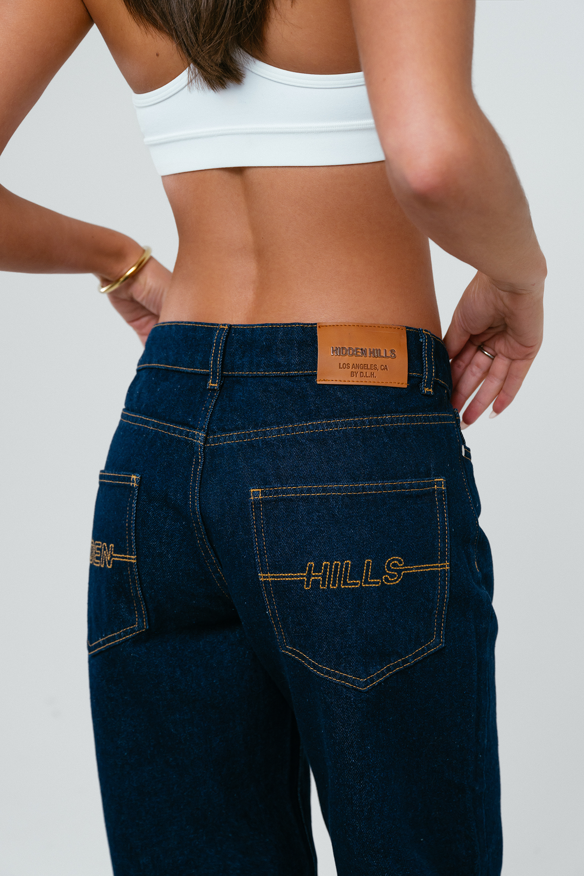 LOGO-STITCH-JEANS-INDIGO-6.png Indigo jeans met logostiksel frontaal – donkere denim broek