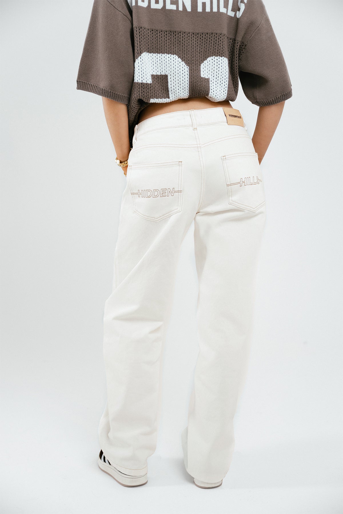 LOGO-STITCH-JEANS-OFF-WHITE-2.jpg Jeans off white met logostiksels – frontview denim
