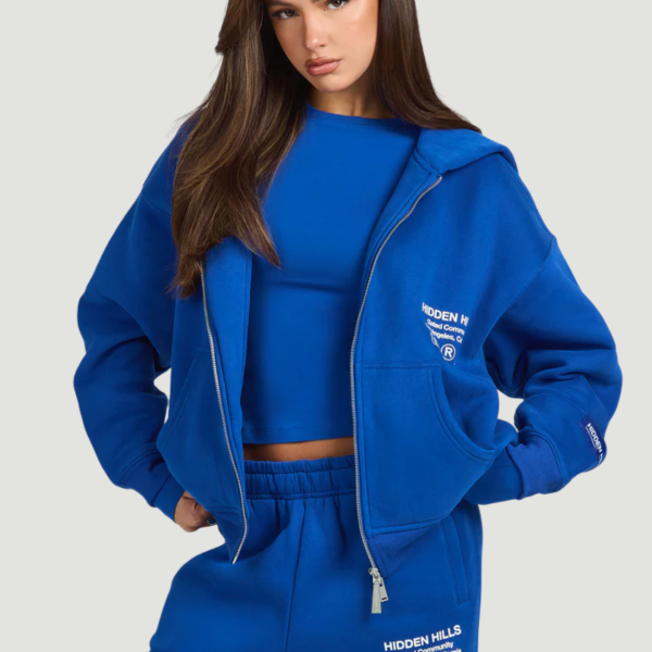 Label hoodie met rits in koningsblauw streetwear stijl