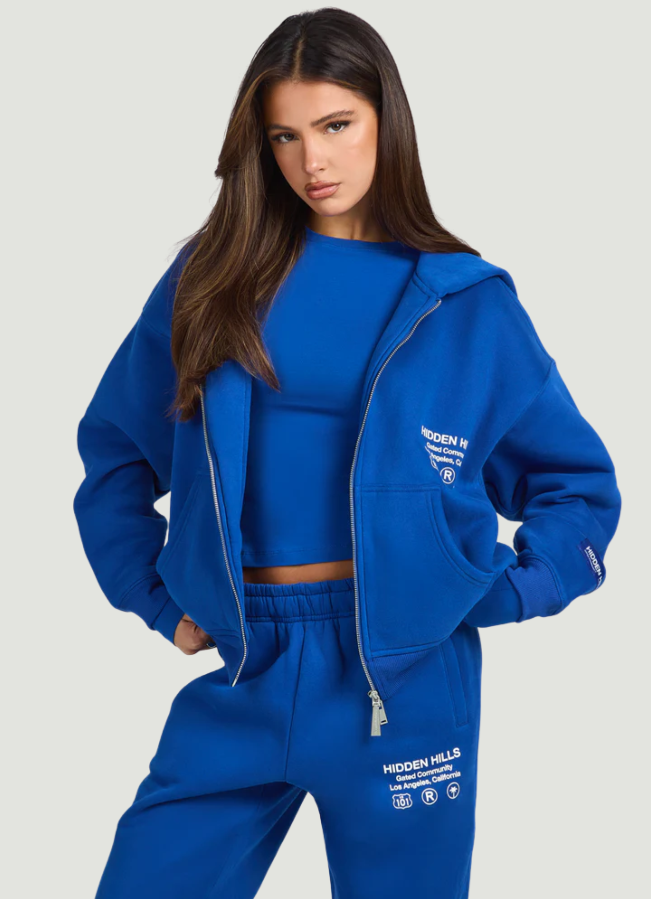 label hoodie met rits koningsblauw Label hoodie met rits in koningsblauw streetwear stijl