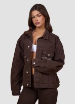 denimjack donkerbruin met logo en stiksels front view